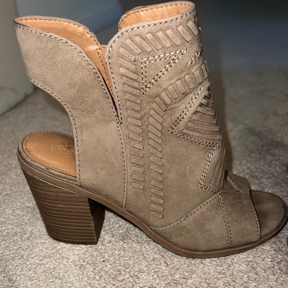 Heels - Picture 3 of 7